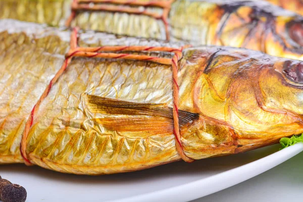 Апетитна Копчена Риба Тарілці Ліцензійні Стокові Фото