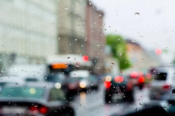 Rossz Idő Eső Nedves Üvegen Keresztül Fényképezett Utcai Forgalom Jogdíjmentes Stock Fotók
