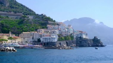 İtalyan Amalfi Sahili 'ndeki Atrani kasabası manzarası. (Clip 3490) İtalya 'nın Salerno eyaletindeki Amalfi Sahili' ndeki güzel Atrani kasabasının 4K panoramik manzarası.