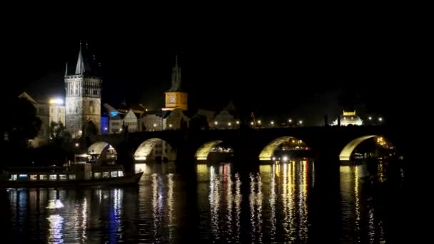 Praga Barco Turístico Río Moldava Por Noche Ciudad Vieja Praga — Vídeo de stock
