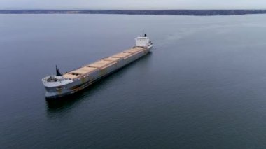 Yüksek kalite, St. Lawrence Seaway 'de seyreden bir kargo gemisinin 4K hava görüntüsü. 25 Kasım 2021: Bir gemi gemisi Montreal, Quebec, Kanada yakınlarındaki Beauharnois Kanalı 'na yaklaşırken St. Lawrence Seaway' de yol alıyor..