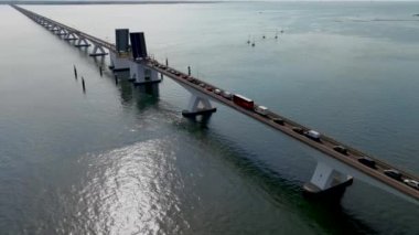 Hollanda 'daki Zeelanbrug asma köprüsünün 4K hava görüntüsü.