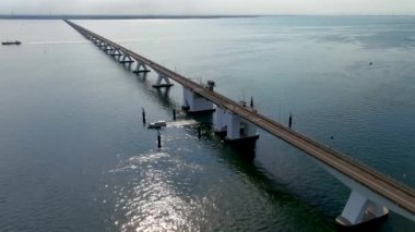 Hollanda 'daki Zeelanbrug asma köprüsünün 4K hava görüntüsü.