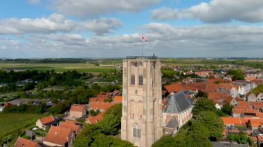 Goeree-Overflakkee adasındaki Goedereede Kulesi 'nin havadan görünüşü, Güney Hollanda, Hollanda.