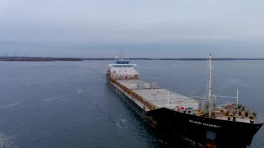 Kanada, St. Lawrence Seaway 'deki Beauharnois Kanalı' nı geçen bir kargo gemisinin 4K hava görüntüsü..