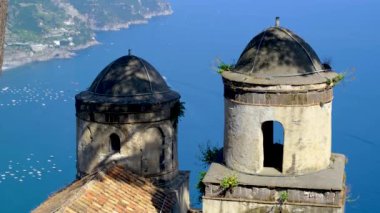 İtalya, Ravello 'daki Santa Maria delle Grazie Kilisesi' ndeki ikonik çan kuleleri..
