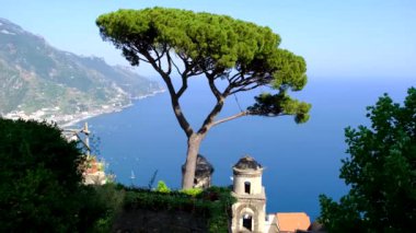 İtalya, Ravello 'daki Santa Maria delle Grazie Kilisesi' ndeki ikonik çan kuleleri..