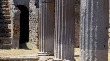 İtalya 'nın Pompeii şehrinde ayakta kalan binalar ve sütunlar.