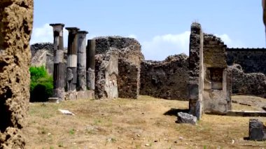 İtalya 'nın Pompeii şehrinde ayakta kalan binalar ve sütunlar.