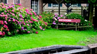Giethoorn köyü tabelası Hollanda 'nın Giethoorn kentindeki geleneksel bir arazinin ön bahçesinde..