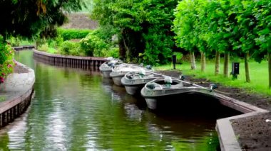Hollanda 'nın Giethoorn köyündeki bir kanalda kiralık tekneler..