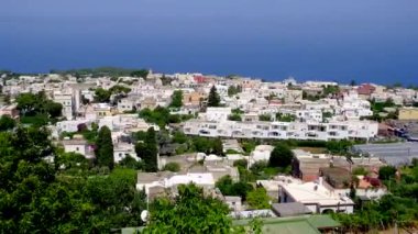 İtalya 'daki Monte Solaro' ya giden asansörde görüldüğü gibi Anacapri 'nin yüksek açılı görüntüsü.