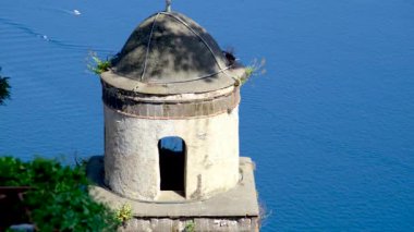 İtalya, Ravello 'daki Santa Maria delle Grazie Kilisesi' ndeki ünlü çan kulesi..