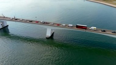 Hollanda 'daki Zeelanbrug asma köprüsünün 4K hava görüntüsü.