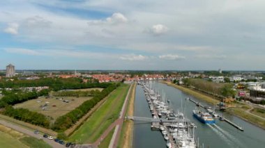 Havenkanaal ve Zierikzee kasabasının hava manzarası, Schouwen-Duithe, Zeeland, Hollanda.