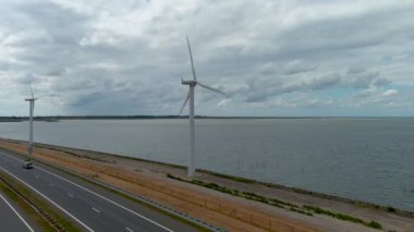 Hollanda Hellevoetsluis, Güney Hollanda 'daki Haringvlietdam rüzgar çiftliğinde rüzgar türbinleri üreten hava görüntüsü.