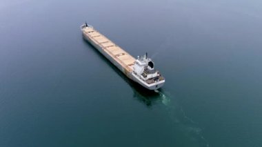 Yüksek kalite, 4K hava görüntüsü St. Lawrence Seaway, Kanada 'da seyreden bir kargo gemisi..