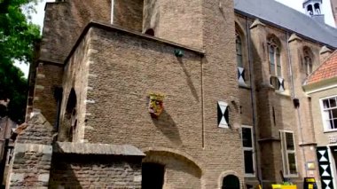 Hollanda 'nın Delft şehrindeki Prinsenhof Delft Müzesi' ndeki bir ortaçağ kulesinin alçak açılı görüntüsü.