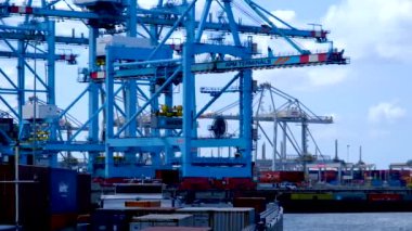 Rotterdam Limanı 'ndaki bir terminalden denize açılmaya hazırlanan büyük bir kargo gemisi konteynırlarla dolu..