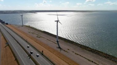 Hollanda Hellevoetsluis, Güney Hollanda 'daki Haringvlietdam rüzgar çiftliğinde rüzgar türbinleri üreten hava görüntüsü.