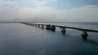 Hollanda 'daki Zeelanbrug asma köprüsünün 4K hava görüntüsü.