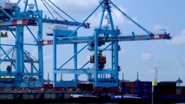 Hollanda 'nın güneyindeki Ouddorp Sahili' ndeki Westhoofd Deniz Feneri 'nin 4K hava görüntüsü..