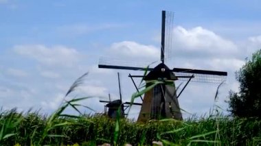 Hollanda 'nın güneyindeki Ouddorp Sahili' ndeki Westhoofd Deniz Feneri 'nin 4K hava görüntüsü..
