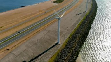 Hollanda 'nın güneyindeki Ouddorp Sahili' ndeki Westhoofd Deniz Feneri 'nin 4K hava görüntüsü..
