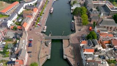 Hollanda 'nın güneyindeki Ouddorp Sahili' ndeki Westhoofd Deniz Feneri 'nin 4K hava görüntüsü..