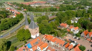 Hollanda 'nın Zierikzee kentindeki Nobelpoort şehir kapısının hava görüntüsü..