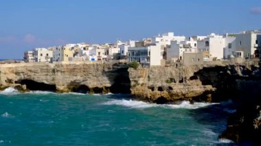 Polignano a Mare, Bari, Puglia, İtalya 'da Adriyatik Denizi manzaralı..