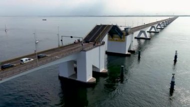 Hollanda 'daki Zeelanbrug asma köprüsünün 4K hava görüntüsü.