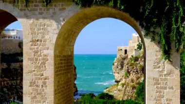 Ponte Borbonico su Lama Monachile Köprüsü, Polignano a Mare, Puglia, İtalya.