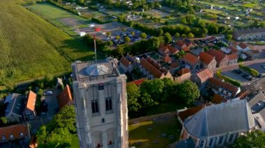 Goeree-Overflakkee adasındaki Goedereede Kulesi 'nin havadan görünüşü, Güney Hollanda, Hollanda.
