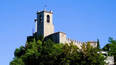 San Marino 'daki Monte Titano' nun tepesindeki Guaita Kulesi 'nin alçak açılı görüntüsü..