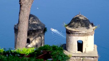 İtalya, Ravello 'daki Santa Maria delle Grazie Kilisesi' ndeki ikonik çan kuleleri..