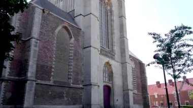 Hollanda 'nın Brielle kentindeki St. Catharijnekerk St Catherine Kilisesi' nin alçak açılı görüntüsü..