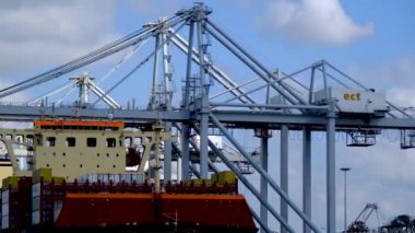 Rotterdam Limanı 'ndaki bir terminalden denize açılmaya hazırlanan büyük bir kargo gemisi konteynırlarla dolu..