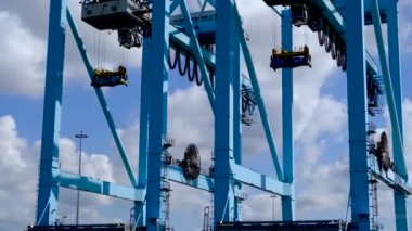 Hollanda, Europoort Maasvlakte, Rotterdam Limanı 'ndaki apm terminalinde konteynır yükleme / boşaltma ekipmanları. 