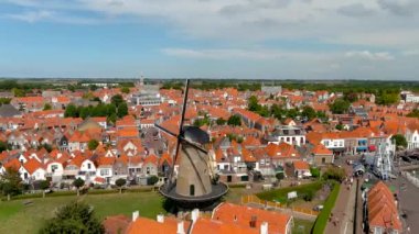 Hollanda, Zeeland 'deki Den Haas değirmeni ve ortaçağ Zierikzee kasabasının hava manzarası..