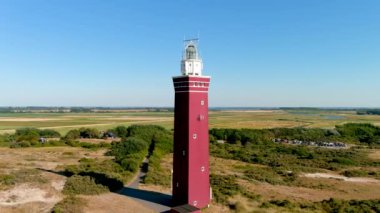 Hollanda 'nın güneyindeki Ouddorp Sahili' ndeki Westhoofd Deniz Feneri 'nin 4K hava görüntüsü..