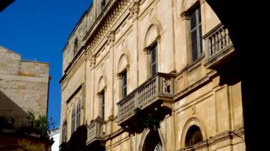 Bari, Puglia, İtalya 'daki Polignano a Mare kasabasındaki Piazza Miani Perotti manzarası.