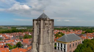 Hollanda 'nın Zierikzee kentindeki Dikke Toren, Sint-Lievensmonstertoren, Saint-Livinus Canavar Kulesi ve Nieuwe Kerk' ün hava manzarası.
