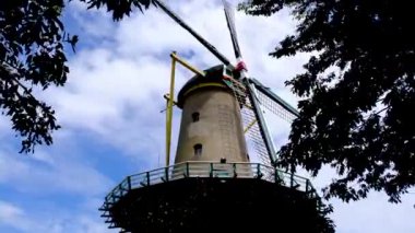 Hollanda, Hellevoetsluis 'de geleneksel mısır değirmeni De Hoop.
