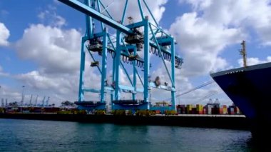 Hollanda, Europoort Maasvlakte, Rotterdam Limanı 'ndaki apm terminalinde konteynır yükleme / boşaltma ekipmanları. 