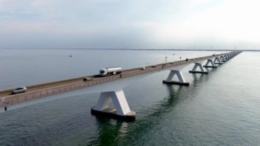 Hollanda 'daki Zeelanbrug asma köprüsünün 4K hava görüntüsü.