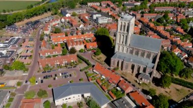 Hollanda 'nın Brielle kentindeki St. Catherine Kilisesi, St. Catharijnekerk' in hava manzarası.