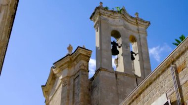 Bari, Puglia, İtalya 'daki Polignano a Mare kasabasındaki Purgatory Church çan kulesi..