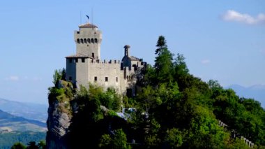 San Marino 'daki Monte Titano' nun tepesindeki Cesta Kulesi manzarası..