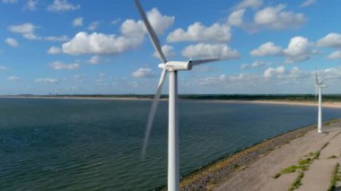 Hellevoetsluis, Güney Hollanda, Hollanda 'daki Haringvlietdam rüzgar çiftliğinde bulunan rüzgar türbinlerinin hava görüntüsü. 